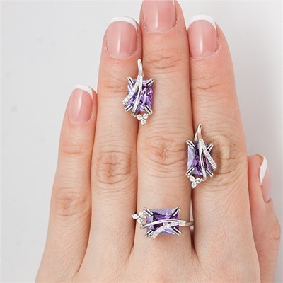 Серебряное кольцо с фианитом фиолетового цвета 189