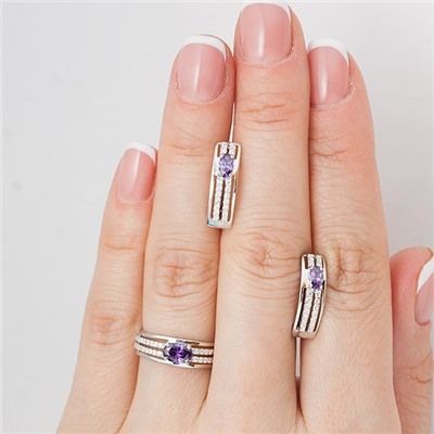 Серебряное кольцо с фианитом фиолетового цвета  429