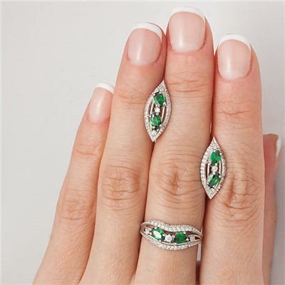 Серебряное кольцо с фианитами зеленого цвета 041