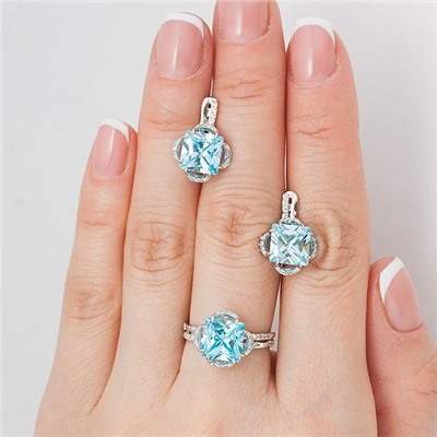 Серебряное кольцо с фианитом голубого цвета 015