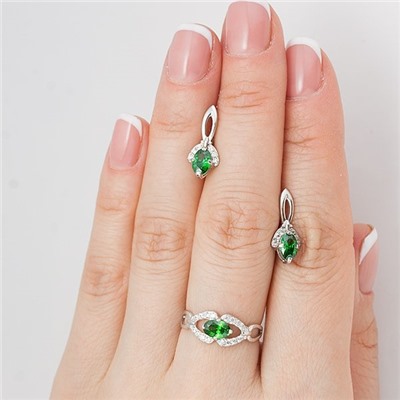 Серебряное кольцо с фианитом зеленого цвета 084