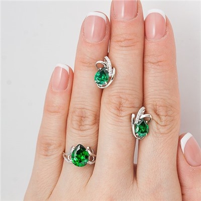 Серебряное кольцо с фианитом зеленого цвета 305