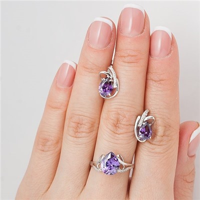 Серебряное кольцо с фианитом фиолетового цвета 305