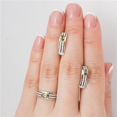 Серебряное кольцо с фианитом оливкового цвета  429