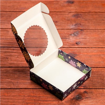 Подарочная коробка сборная с окном  "Снежинки", 11,5 х 11,5 х 3 см
