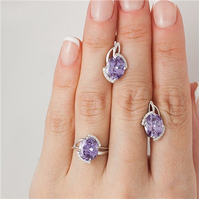Серебряное кольцо с фианитом фиолетового цвета 024
