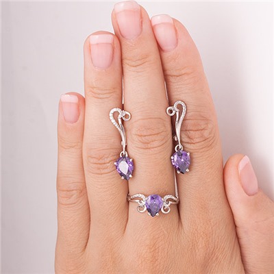 Серебряное кольцо с фианитом фиолетового цвета 701