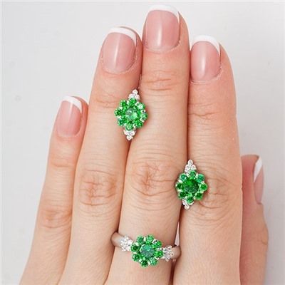 Серебряное кольцо с фианитами зеленого цвета 140