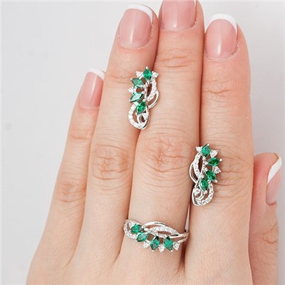 Серебряное кольцо с фианитами зеленого цвета 004