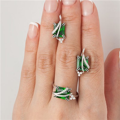 Серебряное кольцо с фианитом зеленого цвета 189