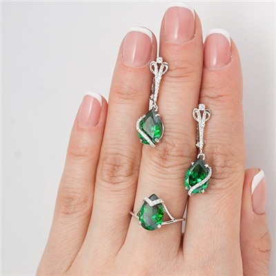 Серебряное кольцо с фианитом зеленого цвета 155