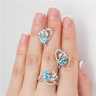Серебряное кольцо с фианитом голубого цвета 330