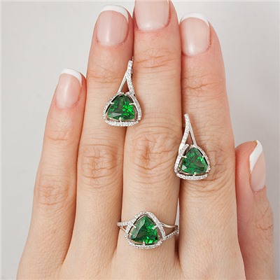 Серебряное кольцо с фианитом зеленого цвета 197