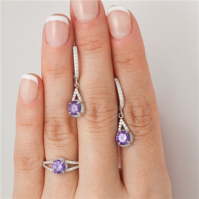 Серебряное кольцо с фианитом фиолетового цвета 191