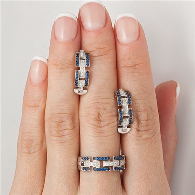 Серебряное кольцо с фианитами синего цвета 092