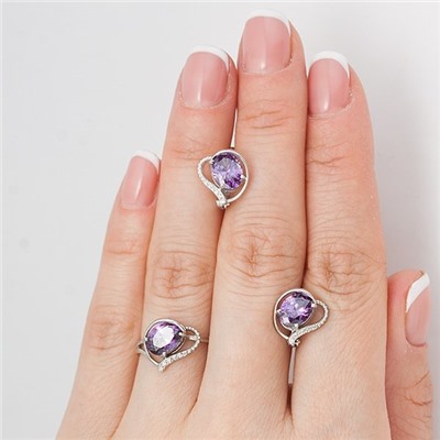 Серебряное кольцо с фианитом фиолетового цвета 026