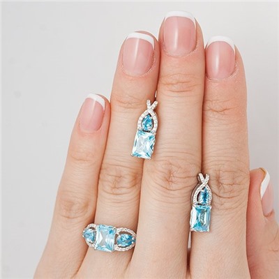 Серебряное кольцо с фианитами голубого цвета 106