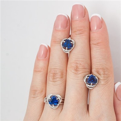 Серебряное кольцо с фианитом синего цвета 033