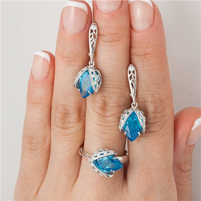Серебряное кольцо с фианитом голубого цвета 193