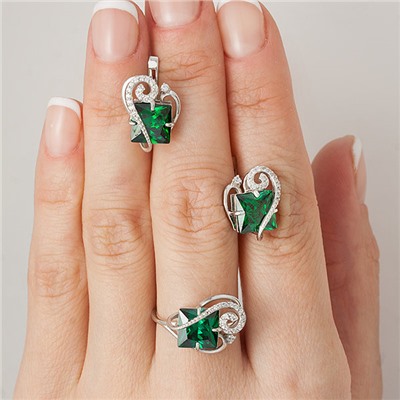 Серебряное кольцо с фианитом зеленого цвета 103
