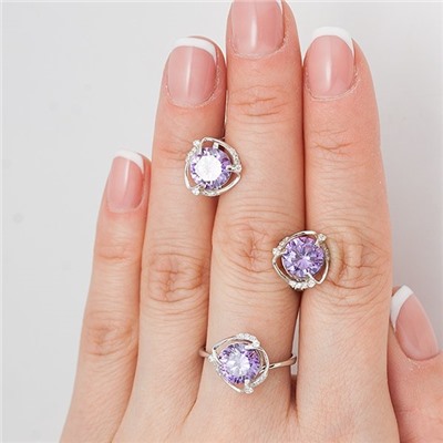 Серебряное кольцо с фианитом фиолетового цвета 003