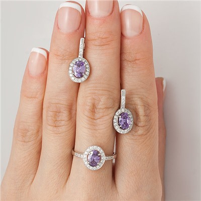 Серебряное кольцо с фианитом фиолетового цвета 001